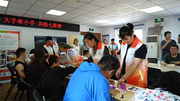 “大手牵小手·共绘七彩梦”公益助残志愿服务活动走进南苑街道